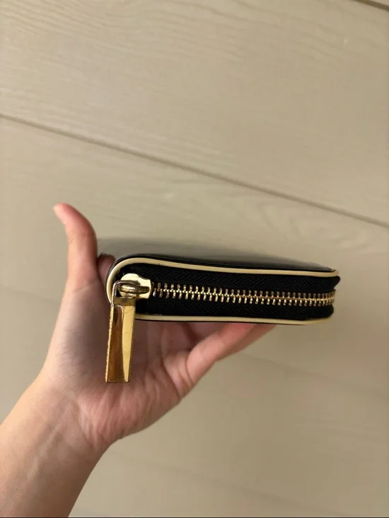 Tory Burch Black Patent Zip-Around Wallet with Logo - Picture 3 of 11